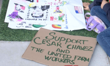 Estudiantes marchan en honor a César Chávez